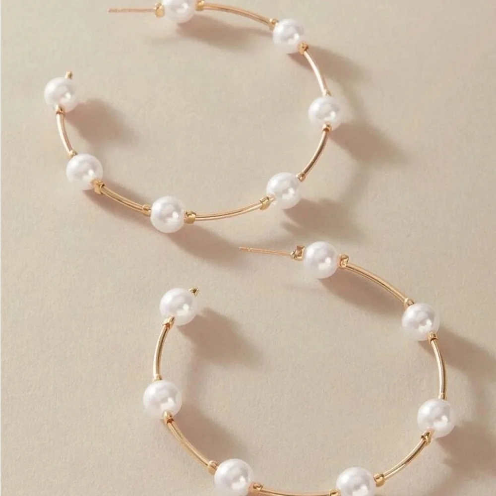 NWOT Belle Pearl Gold Hoop Earrings